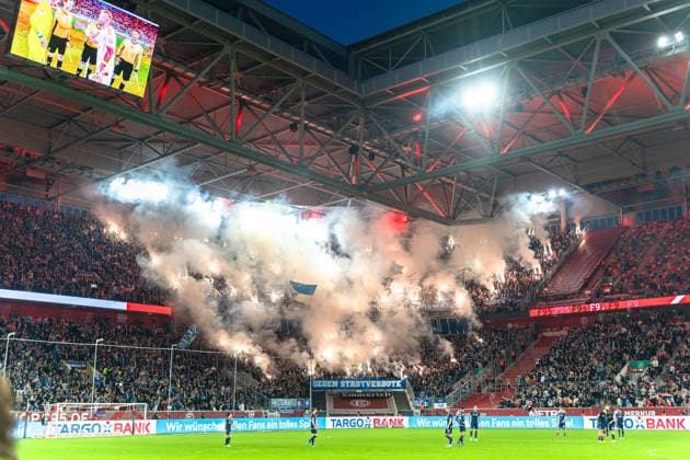 Deutschland: 2. Bundesliga 2025 2026 Fortuna Düsseldorf vs. VfL Bochum 24. Spieltag 27.02.2026 Merkur Spiel-Arena (Nordrhein-Westfalen) Fans Zuschauer Stimmung Schal Auswärtsblock Gäste