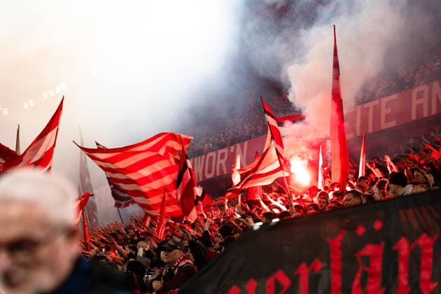 Deutschland: 2. Bundesliga 2025 2026 Fortuna Düsseldorf vs. VfL Bochum 24. Spieltag 27.02.2026 Merkur Spiel-Arena (Nordrhein-Westfalen) Fans Zuschauer Stimmung Schal Pyrotechnik