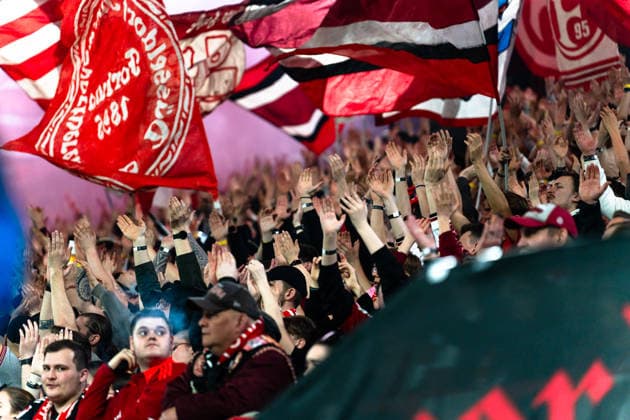 Deutschland: 2. Bundesliga 2025 2026 Fortuna Düsseldorf vs. VfL Bochum 24. Spieltag 27.02.2026 Merkur Spiel-Arena (Nordrhein-Westfalen) Fans Zuschauer Stimmung Schal