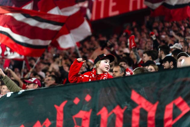 Deutschland: 2. Bundesliga 2025 2026 Fortuna Düsseldorf vs. VfL Bochum 24. Spieltag 27.02.2026 Merkur Spiel-Arena (Nordrhein-Westfalen) Fans Zuschauer Stimmung Schal