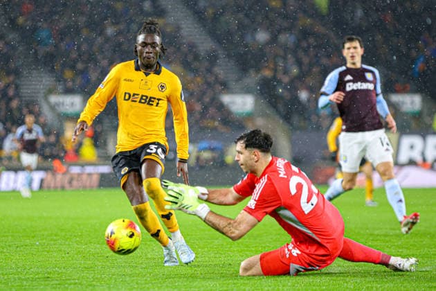 Goalkeeper Emiliano Martinez (23 Aston Villa) dives to collect the ball from Mateus Mane (36 Wolves) during the Premier League football match between Wolverhampton Wanderers and Aston Villa at Molineux stadium in Wolverhampton, England Copyright: xNataliexMincher SPPx Sportspressphoto_SPR98377