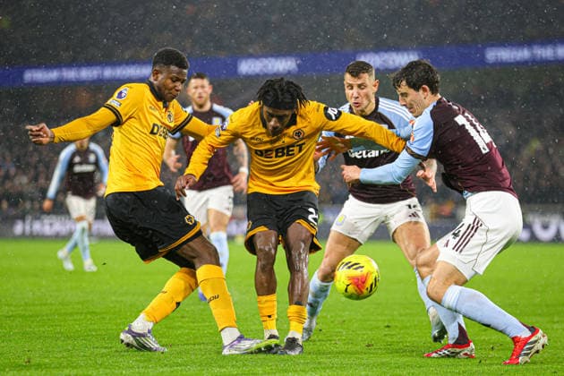 Yerson Mosquera (15 Wolves) takes a shot during the Premier League football match between Wolverhampton Wanderers and Aston Villa at Molineux stadium in Wolverhampton, England Copyright: xNataliexMincher SPPx Sportspressphoto_SPR98381