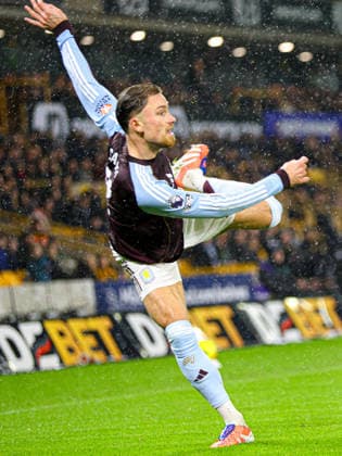 Matty Cash (2 Aston Villa) after crossing the ball during the Premier League football match between Wolverhampton Wanderers and Aston Villa at Molineux stadium in Wolverhampton, England Copyright: xNataliexMincher SPPx Sportspressphoto_SPR98402