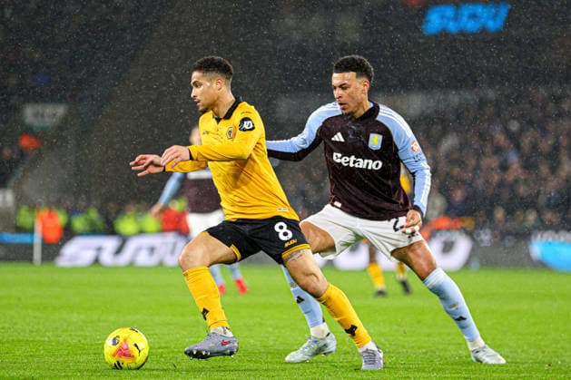 Joao Gomes (8 Wolves) on the ball during the Premier League football match between Wolverhampton Wanderers and Aston Villa at Molineux stadium in Wolverhampton, England Copyright: xNataliexMincher SPPx Sportspressphoto_SPR98405