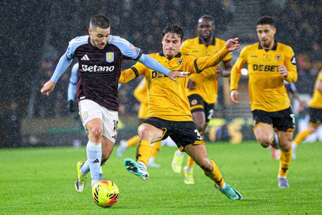 Hugo Bueno (3 Wolves) lunges to get the ball from Emiliano Buendia (10 Aston Villa) during the Premier League football match between Wolverhampton Wanderers and Aston Villa at Molineux stadium in Wolverhampton, England Copyright: xNataliexMincher SPPx Sportspressphoto_SPR98406