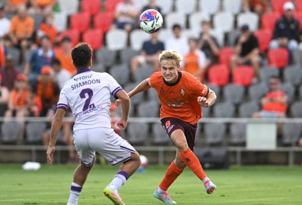 ALEAGUE ROAR GLORY, Sam Klein (right) of the Roar heads the ball during the A-League Round 19 match between the Brisbane Roar and Perth Glory at Kayo Stadium in Redcliffe, Queensland, Saturday, February 28th, 2026. ( NO ARCHIVING, EDITORIAL USE ONLY Brisbane Queensland Australia  Copyright: xDarrenxEnglandx 20260228153300288817
