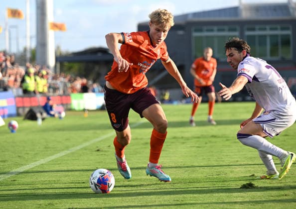ALEAGUE ROAR GLORY, Sam Klein (left) of the Roar in action during the A-League Round 19 match between the Brisbane Roar and Perth Glory at Kayo Stadium in Redcliffe, Queensland, Saturday, February 28th, 2026. ( NO ARCHIVING, EDITORIAL USE ONLY Brisbane Queensland Australia  Copyright: xDarrenxEnglandx 20260228186532931032
