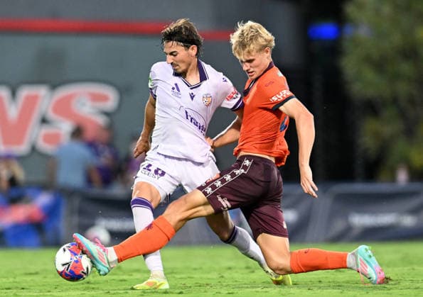 ALEAGUE ROAR GLORY, Luca Tevere (left) of the Glory and Sam Klein (right) of the Roar compete for the ball during the A-League Round 19 match between the Brisbane Roar and Perth Glory at Kayo Stadium in Redcliffe, Queensland, Saturday, February 28th, 2026. ( NO ARCHIVING, EDITORIAL USE ONLY Brisbane Queensland Australia  Copyright: xDarrenxEnglandx 20260228197420678572