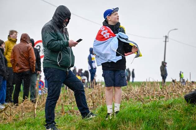 Omloop Het Nieuwsblad 2026 Cycling Race NINOVE, BELGIUM - FEBRUARY 28 : Illustration picture of fans during the 81th edition of Omloop Het Nieuwsblad an UCI World Tour 1.UWT one day cycling road race for Men Elite of km with start in Ghent and finish in Ninove on February 28, 2026 in Ninove, Belgium, 28 02 2026 ( Motordriver Kenny Verfaillie - Ninove Belgium  Copyright: xNicoxVereeckenx