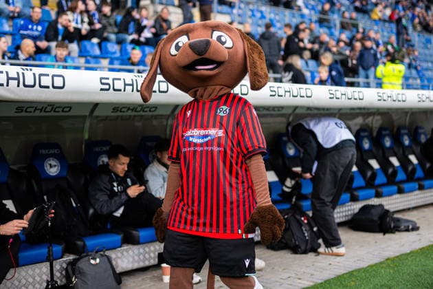 28.02.2026 - Fußball, 2025 2026, 2. Bundesliga, 24. Spieltag, DSC Arminia Bielefeld - Hannover 96: Eddi (Maskottchen - Hannover) DFL REGULATIONS PROHIBIT ANY USE OF PHOTOGRAPHS AS IMAGE SEQUENCES AND OR QUASI-VIDEO.