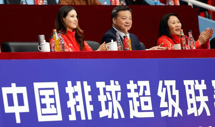 (260228) -- BEIJING, Feb. 28, 2026 -- China s freeski Olympic champion Gu Ailing (L) is seen on the stands during the women s playoff match between Beijing and Henan at China Volleyball League 2025-2026 in Beijing, China, Feb. 28, 2026. ) (SP)CHINA-BEIJING-VOLLEYBALL-LEAGUE-WOMEN-PLAYOFFS-BEIJING VS HENAN (CN) WangxLili 