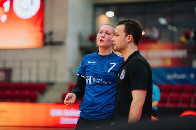 Jacqueline Boehmker (VfL Kellinghusen, 07) im Gespraech mit Torbjoern Schneider (VfL Kellinghusen, Betreuer), Faustball, Deutsche Meisterschaft, Final 4, Saison 2025 2026, 28.02.2026, Faustball, Deutsche Meisterschaft, Final 4, Saison 2025 2026, 28.02.2026, Stuttgart Copyright: xEibner-Pressefoto LarsxNeumannx EP_LNN