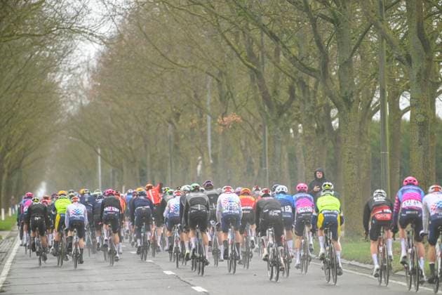 Omloop Het Nieuwsblad 2026 Cycling Race NINOVE, BELGIUM - FEBRUARY 28 : Illustration picture of the peloton in the rain during the 81th edition of Omloop Het Nieuwsblad an UCI World Tour 1.UWT one day cycling road race for Men Elite of km with start in Ghent and finish in Ninove on February 28, 2026 in Ninove, Belgium, 28 02 2026 ( Motordriver Kenny Verfaillie - Ninove Belgium  Copyright: xNicoxVereeckenx