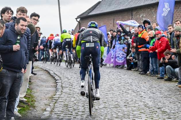 Omloop Het Nieuwsblad 2026 Cycling Race NINOVE, BELGIUM - FEBRUARY 28 : Illustration picture of the peloton during the 81th edition of Omloop Het Nieuwsblad an UCI World Tour 1.UWT one day cycling road race for Men Elite of km with start in Ghent and finish in Ninove on February 28, 2026 in Ninove, Belgium, 28 02 2026 ( Motordriver Kenny Verfaillie - Ninove Belgium  Copyright: xNicoxVereeckenx
