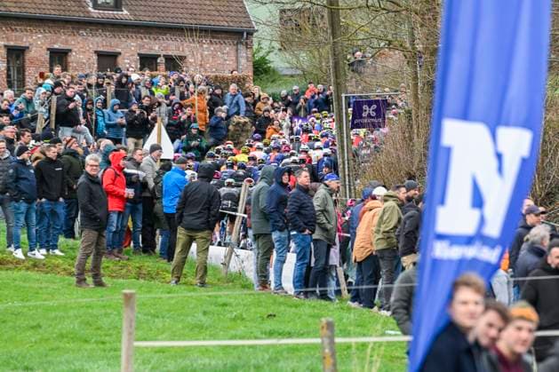 Omloop Het Nieuwsblad 2026 Cycling Race NINOVE, BELGIUM - FEBRUARY 28 : Illustration picture of the peloton on the Leberg during the 81th edition of Omloop Het Nieuwsblad an UCI World Tour 1.UWT one day cycling road race for Men Elite of km with start in Ghent and finish in Ninove on February 28, 2026 in Ninove, Belgium, 28 02 2026 ( Motordriver Kenny Verfaillie - Ninove Belgium  Copyright: xNicoxVereeckenx