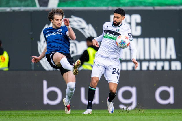 28.02.2026 - Fußball, 2025 2026, 2. Bundesliga, 24. Spieltag, DSC Arminia Bielefeld - Hannover 96: (L-R) Mael Corboz (Bielefeld), Elias Saad (Hannover) DFL REGULATIONS PROHIBIT ANY USE OF PHOTOGRAPHS AS IMAGE SEQUENCES AND OR QUASI-VIDEO.