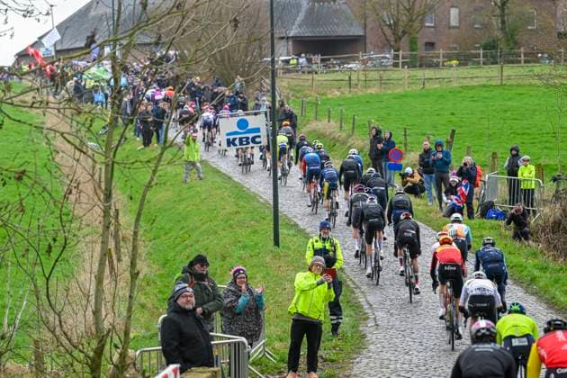 Omloop Het Nieuwsblad 2026 Cycling Race NINOVE, BELGIUM - FEBRUARY 28 : Illustration picture of the peloton during the 81th edition of Omloop Het Nieuwsblad an UCI World Tour 1.UWT one day cycling road race for Men Elite of km with start in Ghent and finish in Ninove on February 28, 2026 in Ninove, Belgium, 28 02 2026 ( Motordriver Kenny Verfaillie - Ninove Belgium  Copyright: xNicoxVereeckenx