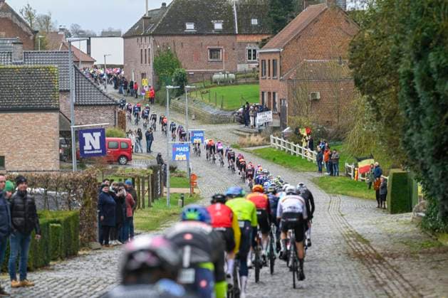 Omloop Het Nieuwsblad 2026 Cycling Race NINOVE, BELGIUM - FEBRUARY 28 : Illustration picture of the peloton during the 81th edition of Omloop Het Nieuwsblad an UCI World Tour 1.UWT one day cycling road race for Men Elite of km with start in Ghent and finish in Ninove on February 28, 2026 in Ninove, Belgium, 28 02 2026 ( Motordriver Kenny Verfaillie - Ninove Belgium  Copyright: xNicoxVereeckenx