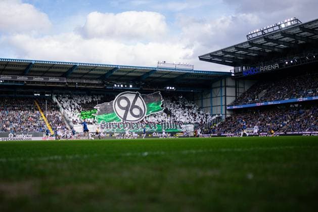 28.02.2026 - Fußball, 2025 2026, 2. Bundesliga, 24. Spieltag, DSC Arminia Bielefeld - Hannover 96: Fans (Hannover) mit einer Choreo, Choreografie, Choreografie DFL REGULATIONS PROHIBIT ANY USE OF PHOTOGRAPHS AS IMAGE SEQUENCES AND OR QUASI-VIDEO.