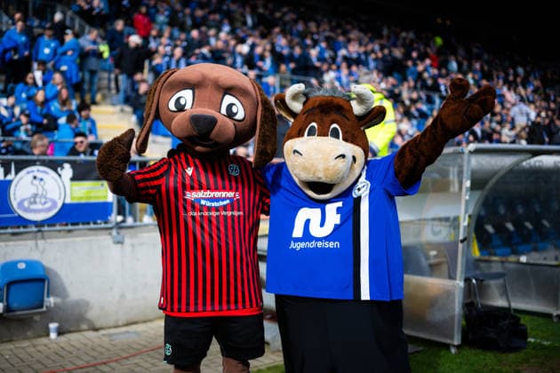 Sport Bilder des Tages 28.02.2026 - Fußball, 2025 2026, 2. Bundesliga, 24. Spieltag, DSC Arminia Bielefeld - Hannover 96: (L-R) Eddi (Maskottchen - Hannover), Lohmann (Maskottchen - Bielefeld) DFL REGULATIONS PROHIBIT ANY USE OF PHOTOGRAPHS AS IMAGE SEQUENCES AND OR QUASI-VIDEO.