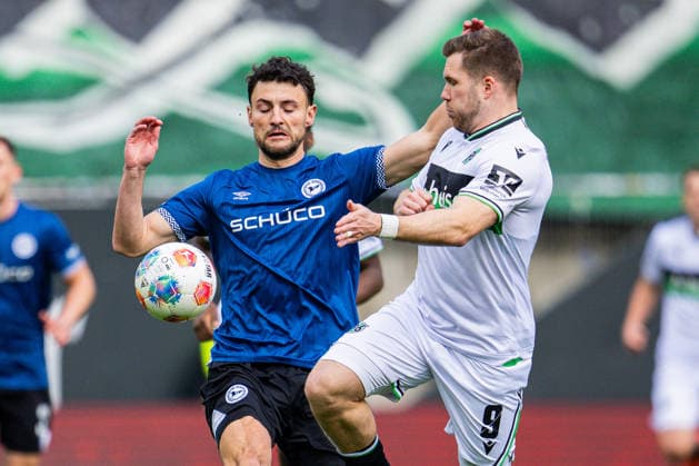 28.02.2026 - Fußball, 2025 2026, 2. Bundesliga, 24. Spieltag, DSC Arminia Bielefeld - Hannover 96: (L-R) Maximilian Bauer (Bielefeld), Benjamin Källman (Hannover) DFL REGULATIONS PROHIBIT ANY USE OF PHOTOGRAPHS AS IMAGE SEQUENCES AND OR QUASI-VIDEO.