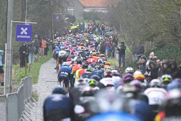 Omloop Het Nieuwsblad 2026 Cycling Race NINOVE, BELGIUM - FEBRUARY 28 : Illustration picture of the peloton on Eikenberg during the 81th edition of Omloop Het Nieuwsblad an UCI World Tour 1.UWT one day cycling road race for Men Elite of km with start in Ghent and finish in Ninove on February 28, 2026 in Ninove, Belgium, 28 02 2026 ( Motordriver Kenny Verfaillie - Ninove Belgium  Copyright: xNicoxVereeckenx