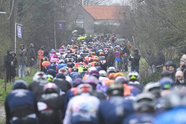 Omloop Het Nieuwsblad 2026 Cycling Race NINOVE, BELGIUM - FEBRUARY 28 : Illustration picture of the peloton on Eikenberg during the 81th edition of Omloop Het Nieuwsblad an UCI World Tour 1.UWT one day cycling road race for Men Elite of km with start in Ghent and finish in Ninove on February 28, 2026 in Ninove, Belgium, 28 02 2026 ( Motordriver Kenny Verfaillie - Ninove Belgium  Copyright: xNicoxVereeckenx