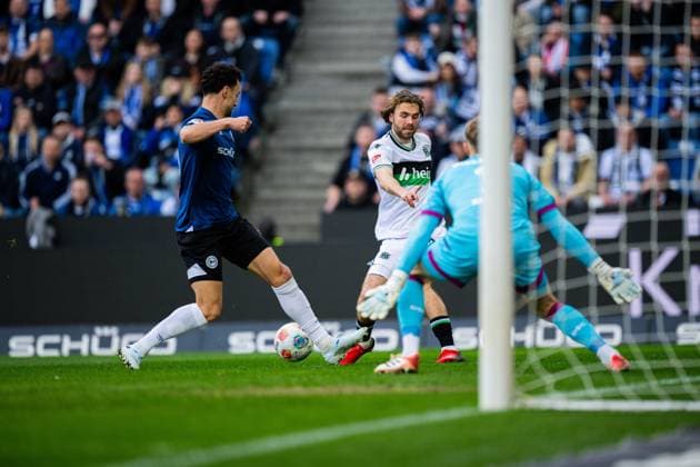28.02.2026 - Fußball, 2025 2026, 2. Bundesliga, 24. Spieltag, DSC Arminia Bielefeld - Hannover 96: (L-R) Maximilian Bauer (Bielefeld), Kolja Oudenne (Hannover), Jonas Kersken (Bielefeld) DFL REGULATIONS PROHIBIT ANY USE OF PHOTOGRAPHS AS IMAGE SEQUENCES AND OR QUASI-VIDEO.