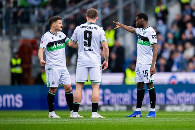 28.02.2026 - Fußball, 2025 2026, 2. Bundesliga, 24. Spieltag, DSC Arminia Bielefeld - Hannover 96: (L-R) Enzo Leopold (Hannover), Benjamin Källman (Hannover), Noel Aseko (Hannover) DFL REGULATIONS PROHIBIT ANY USE OF PHOTOGRAPHS AS IMAGE SEQUENCES AND OR QUASI-VIDEO.