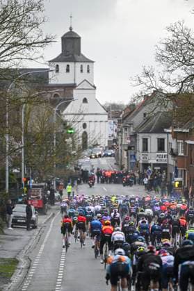 Omloop Het Nieuwsblad 2026 Cycling Race NINOVE, BELGIUM - FEBRUARY 28 : Illustration picture of the peloton during the 81th edition of Omloop Het Nieuwsblad an UCI World Tour 1.UWT one day cycling road race for Men Elite of km with start in Ghent and finish in Ninove on February 28, 2026 in Ninove, Belgium, 28 02 2026 ( Motordriver Kenny Verfaillie - Ninove Belgium  Copyright: xNicoxVereeckenx