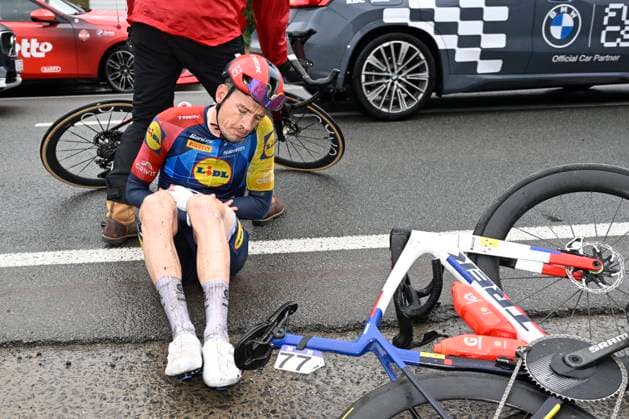 Omloop Het Nieuwsblad 2026 Cycling Race NINOVE, BELGIUM - FEBRUARY 28 : Vergaerde Otto (BEL) of Lidl - Trek in a crash during the 81th edition of Omloop Het Nieuwsblad an UCI World Tour 1.UWT one day cycling road race for Men Elite of km with start in Ghent and finish in Ninove on February 28, 2026 in Ninove, Belgium, 28 02 2026 ( Motordriver Kenny Verfaillie - Ninove Belgium  Copyright: xNicoxVereeckenx