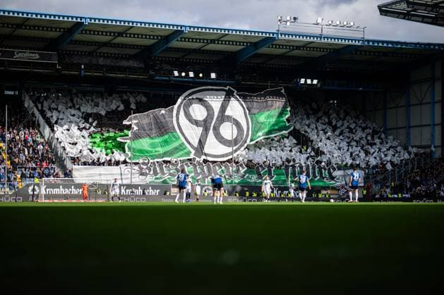 28.02.2026 - Fußball, 2025 2026, 2. Bundesliga, 24. Spieltag, DSC Arminia Bielefeld - Hannover 96: Fans (Hannover) mit einer Choreo, Choreografie, Choreografie DFL REGULATIONS PROHIBIT ANY USE OF PHOTOGRAPHS AS IMAGE SEQUENCES AND OR QUASI-VIDEO.