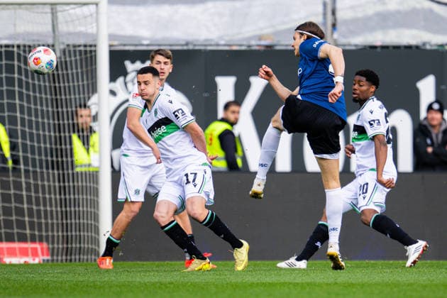 28.02.2026 - Fußball, 2025 2026, 2. Bundesliga, 24. Spieltag, DSC Arminia Bielefeld - Hannover 96: (L-R) Bastian Allgeier (Hannover), Roberts Uldrikis (Bielefeld) DFL REGULATIONS PROHIBIT ANY USE OF PHOTOGRAPHS AS IMAGE SEQUENCES AND OR QUASI-VIDEO.