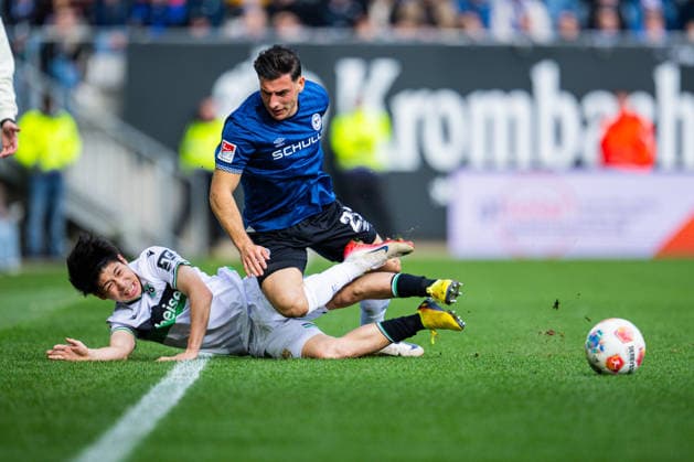 28.02.2026 - Fußball, 2025 2026, 2. Bundesliga, 24. Spieltag, DSC Arminia Bielefeld - Hannover 96: (L-R) Daisuke Yokota (Hannover), Stefano Russo (Bielefeld) DFL REGULATIONS PROHIBIT ANY USE OF PHOTOGRAPHS AS IMAGE SEQUENCES AND OR QUASI-VIDEO.