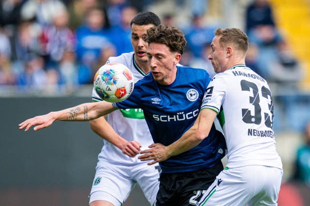 28.02.2026 - Fußball, 2025 2026, 2. Bundesliga, 24. Spieltag, DSC Arminia Bielefeld - Hannover 96: (L-R) Bastian Allgeier (Hannover), Jannik Rochelt (Bielefeld), Maurice Neubauer (Hannover) DFL REGULATIONS PROHIBIT ANY USE OF PHOTOGRAPHS AS IMAGE SEQUENCES AND OR QUASI-VIDEO.