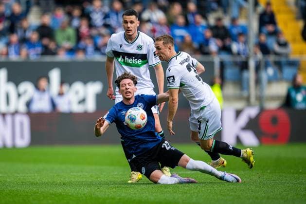 28.02.2026 - Fußball, 2025 2026, 2. Bundesliga, 24. Spieltag, DSC Arminia Bielefeld - Hannover 96: (L-R) Bastian Allgeier (Hannover), Jannik Rochelt (Bielefeld), Maurice Neubauer (Hannover) DFL REGULATIONS PROHIBIT ANY USE OF PHOTOGRAPHS AS IMAGE SEQUENCES AND OR QUASI-VIDEO.