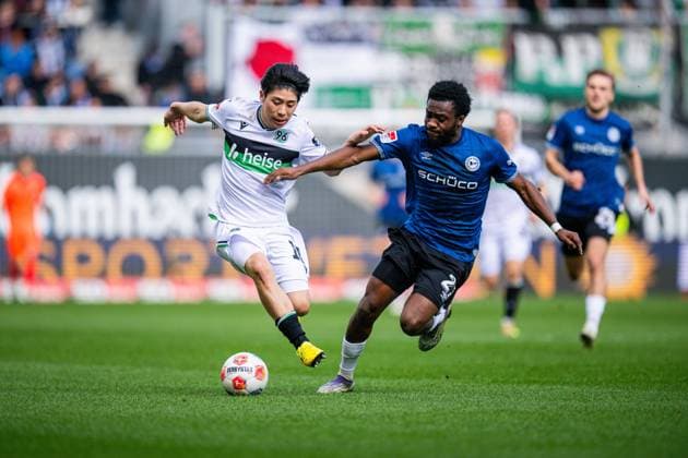28.02.2026 - Fußball, 2025 2026, 2. Bundesliga, 24. Spieltag, DSC Arminia Bielefeld - Hannover 96: (L-R) Daisuke Yokota (Hannover), Benjamin Boakye (Bielefeld) DFL REGULATIONS PROHIBIT ANY USE OF PHOTOGRAPHS AS IMAGE SEQUENCES AND OR QUASI-VIDEO.