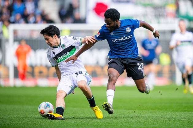 28.02.2026 - Fußball, 2025 2026, 2. Bundesliga, 24. Spieltag, DSC Arminia Bielefeld - Hannover 96: (L-R) Daisuke Yokota (Hannover), Benjamin Boakye (Bielefeld) DFL REGULATIONS PROHIBIT ANY USE OF PHOTOGRAPHS AS IMAGE SEQUENCES AND OR QUASI-VIDEO.