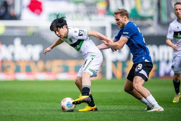 28.02.2026 - Fußball, 2025 2026, 2. Bundesliga, 24. Spieltag, DSC Arminia Bielefeld - Hannover 96: (L-R) Daisuke Yokota (Hannover), Tim Handwerker (Bielefeld) DFL REGULATIONS PROHIBIT ANY USE OF PHOTOGRAPHS AS IMAGE SEQUENCES AND OR QUASI-VIDEO.
