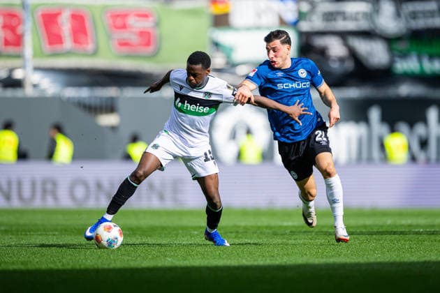 28.02.2026 - Fußball, 2025 2026, 2. Bundesliga, 24. Spieltag, DSC Arminia Bielefeld - Hannover 96: (L-R) Noel Aseko (Hannover), Stefano Russo (Bielefeld) DFL REGULATIONS PROHIBIT ANY USE OF PHOTOGRAPHS AS IMAGE SEQUENCES AND OR QUASI-VIDEO.