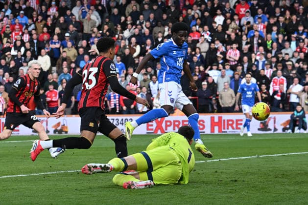 Bournemouth v Sunderland, Premier League Goal 0-1 - Eliezer Mayenda (12) of Sunderland scores the opening goal beating Djordje Petrovic (1) of AFC Bournemouth during the Premier League match between Bournemouth and Sunderland at the Vitality Stadium, Bournemouth, UK on 28 February 2026. Bournemouth Vitality Stadium Dorset UK Editorial use only DataCo restrictions apply See www.football-dataco.com , Copyright: xGrahamxHuntx PSI-23826-0046