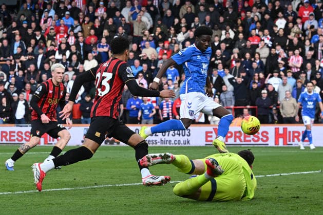 Bournemouth v Sunderland, Premier League Goal 0-1 - Eliezer Mayenda (12) of Sunderland scores the opening goal beating Djordje Petrovic (1) of AFC Bournemouth during the Premier League match between Bournemouth and Sunderland at the Vitality Stadium, Bournemouth, UK on 28 February 2026. Bournemouth Vitality Stadium Dorset UK Editorial use only DataCo restrictions apply See www.football-dataco.com , Copyright: xGrahamxHuntx PSI-23826-0047