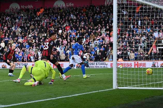 Bournemouth v Sunderland, Premier League Goal 0-1 - Eliezer Mayenda (12) of Sunderland scores the opening goal beating Djordje Petrovic (1) of AFC Bournemouth during the Premier League match between Bournemouth and Sunderland at the Vitality Stadium, Bournemouth, UK on 28 February 2026. Bournemouth Vitality Stadium Dorset UK Editorial use only DataCo restrictions apply See www.football-dataco.com , Copyright: xGrahamxHuntx PSI-23826-0049