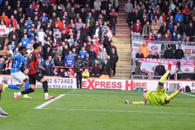 Bournemouth v Sunderland, Premier League, Football, Vitality Stadium, Bournemouth, UK - 28 Feb 2026 GOAL 0-1. Eliezer Mayenda of Sunderland scores the opening goal from a rebound save. Bournemouth Vitality Stadium Bournemouth UK, UK NEWSPAPERS OUT Copyright: xSeanxRyanx