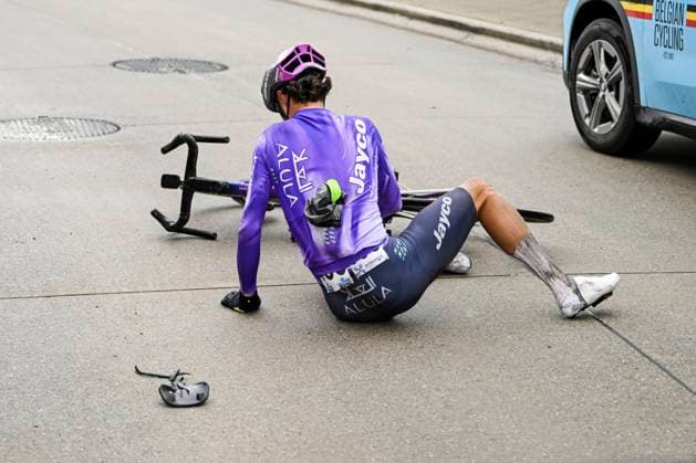 Omloop Het Nieuwsblad 2026 Cycling Race NINOVE, BELGIUM - FEBRUARY 28 : De Pooter Dries (BEL) of Team Jayco AlUla in a crash during the 81th edition of Omloop Het Nieuwsblad an UCI World Tour 1.UWT one day cycling road race for Men Elite of km with start in Ghent and finish in Ninove on February 28, 2026 in Ninove, Belgium, 28 02 2026 ( Motordriver Kenny Verfaillie - Ninove Belgium  Copyright: xNicoxVereeckenx