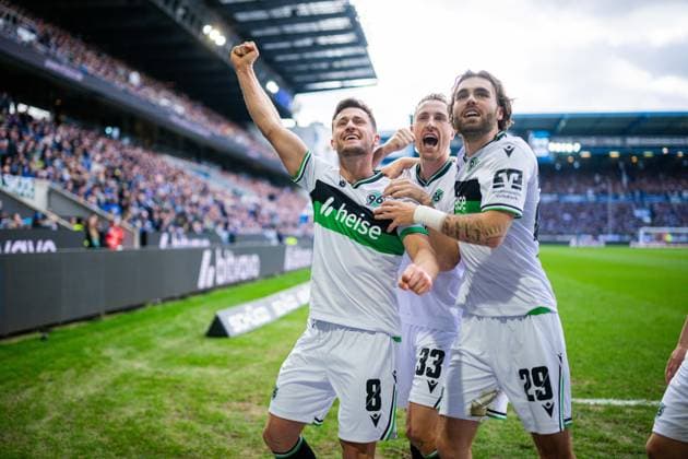 28.02.2026 - Fußball, 2025 2026, 2. Bundesliga, 24. Spieltag, DSC Arminia Bielefeld - Hannover 96: (L-R) Enzo Leopold (Hannover) jubelt nach seinem Tor zum 0:1 mit Maurice Neubauer (Hannover), Kolja Oudenne (Hannover) DFL REGULATIONS PROHIBIT ANY USE OF PHOTOGRAPHS AS IMAGE SEQUENCES AND OR QUASI-VIDEO.