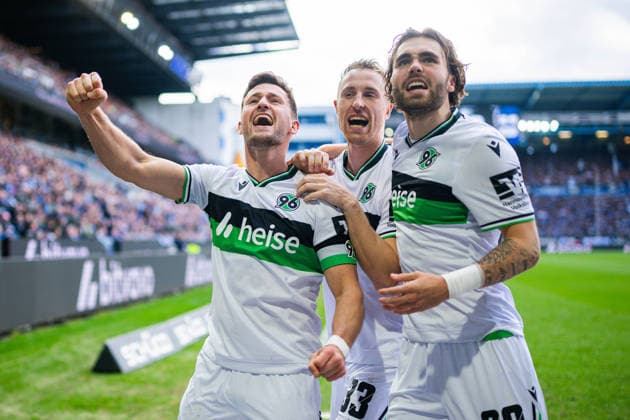 28.02.2026 - Fußball, 2025 2026, 2. Bundesliga, 24. Spieltag, DSC Arminia Bielefeld - Hannover 96: (L-R) Enzo Leopold (Hannover) jubelt nach seinem Tor zum 0:1 mit Maurice Neubauer (Hannover), Kolja Oudenne (Hannover) DFL REGULATIONS PROHIBIT ANY USE OF PHOTOGRAPHS AS IMAGE SEQUENCES AND OR QUASI-VIDEO.
