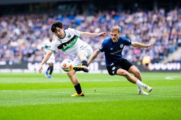28.02.2026 - Fußball, 2025 2026, 2. Bundesliga, 24. Spieltag, DSC Arminia Bielefeld - Hannover 96: (L-R) Daisuke Yokota (Hannover), Tim Handwerker (Bielefeld) DFL REGULATIONS PROHIBIT ANY USE OF PHOTOGRAPHS AS IMAGE SEQUENCES AND OR QUASI-VIDEO.