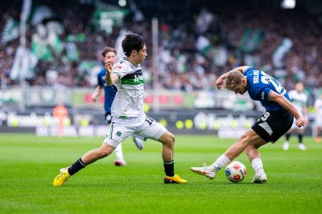 28.02.2026 - Fußball, 2025 2026, 2. Bundesliga, 24. Spieltag, DSC Arminia Bielefeld - Hannover 96: (L-R) Daisuke Yokota (Hannover), Tim Handwerker (Bielefeld) DFL REGULATIONS PROHIBIT ANY USE OF PHOTOGRAPHS AS IMAGE SEQUENCES AND OR QUASI-VIDEO.