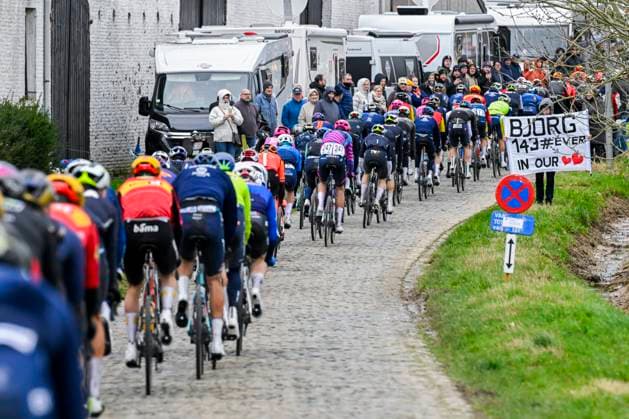 Omloop Het Nieuwsblad 2026 Cycling Race NINOVE, BELGIUM - FEBRUARY 28 : Illustration picture of the peloton during the 81th edition of Omloop Het Nieuwsblad an UCI World Tour 1.UWT one day cycling road race for Men Elite of km with start in Ghent and finish in Ninove on February 28, 2026 in Ninove, Belgium, 28 02 2026 ( Motordriver Kenny Verfaillie - Ninove Belgium  Copyright: xNicoxVereeckenx